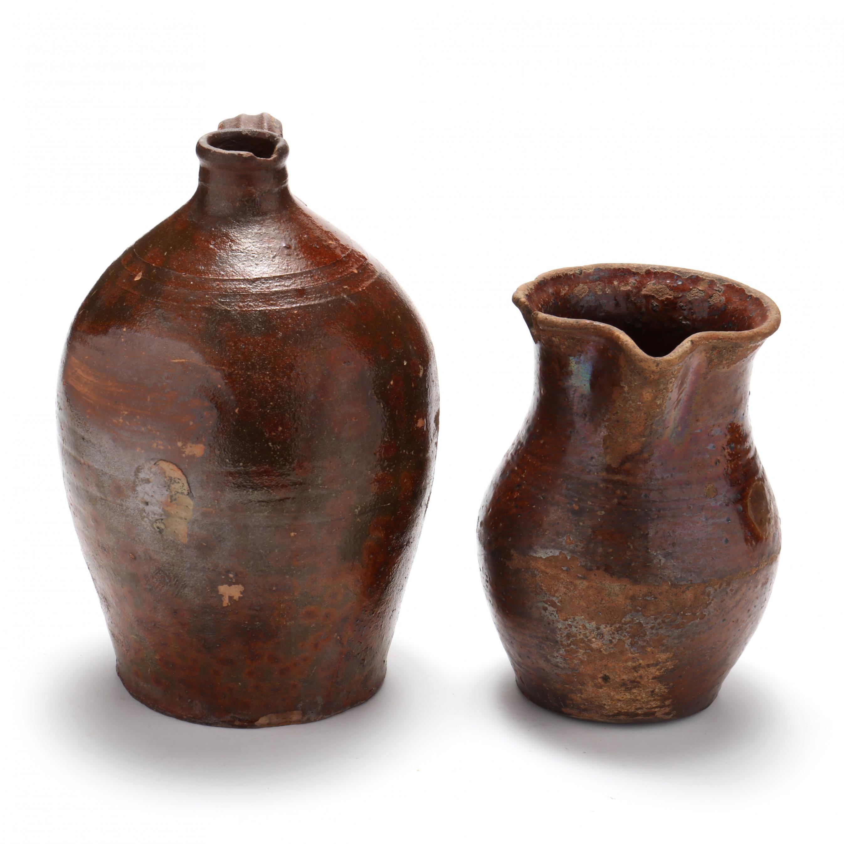 Pot on three legs, with ear, red earthenware with local brown glaze.  Lightly damaged. Fourteenth century. Piece missing from the belly wall,  with old glueing., Grape, pottery, turntable (black), h: 12.8 cm