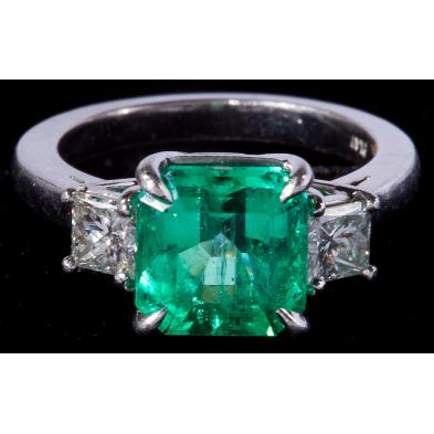 platinum-emerald-and-diamond-ring