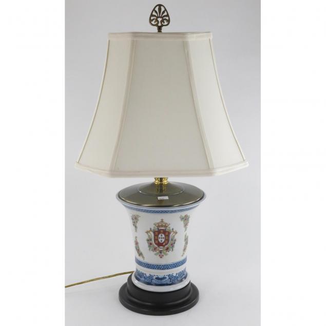 armorial-style-porcelain-table-lamp