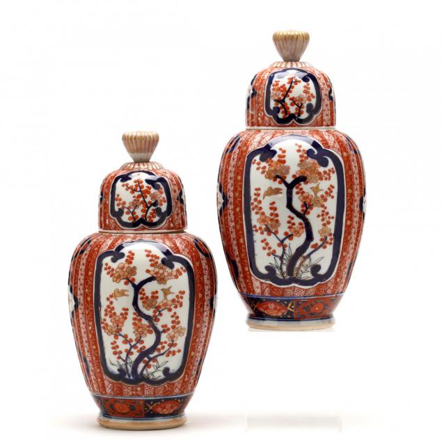a-pair-of-chinese-imari-jars-with-covers