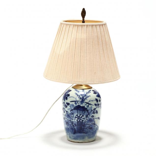 antique-chinese-blue-and-white-porcelain-table-lamp