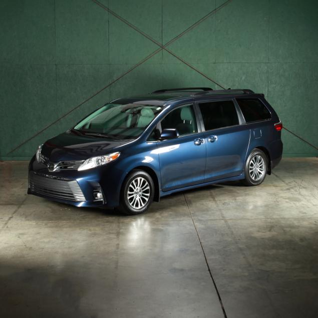 specially-equipped-2019-toyota-sienna-xle-van