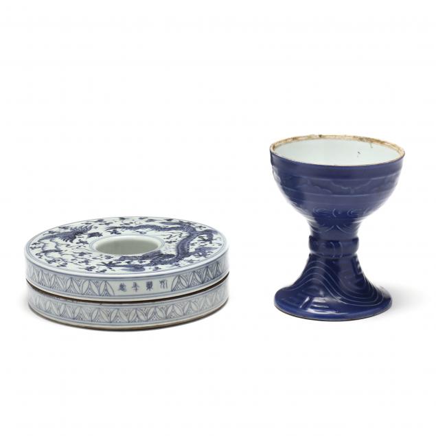 a-chinese-blue-and-white-porcelain-ring-shaped-box-with-cover-and-candle-holder