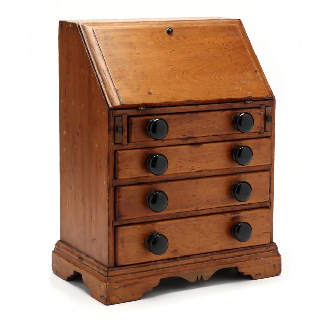 miniature-american-chippendale-slant-front-desk