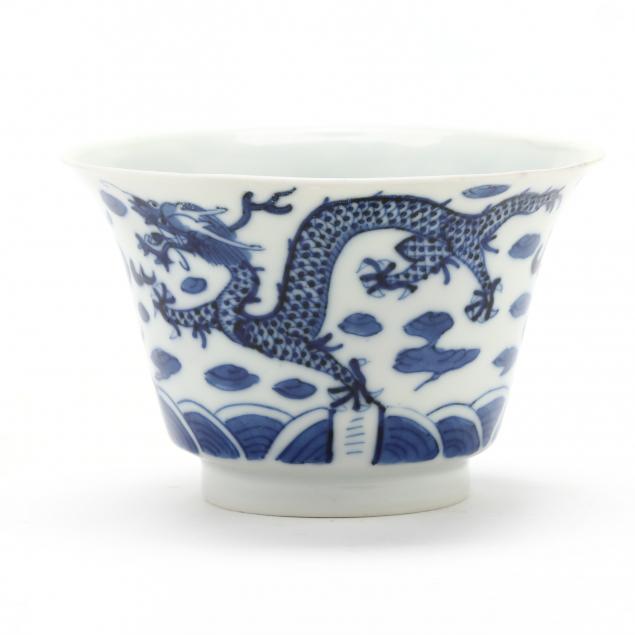 a-chinese-porcelain-blue-and-white-tea-bowl-with-dragons