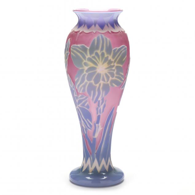 marialyce-hawke-american-born-1941-cameo-glass-vase