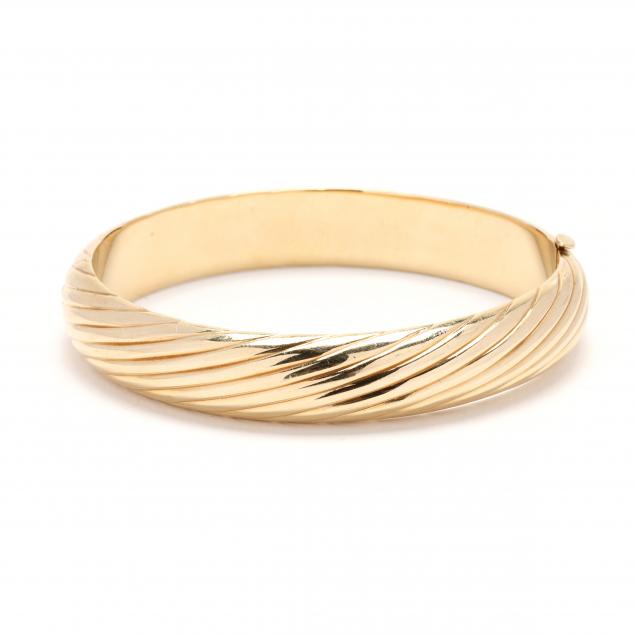 gold-hinged-bangle