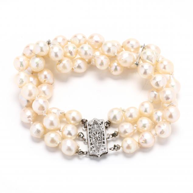 pearl-triple-strand-bracelet-with-white-gold-clasp