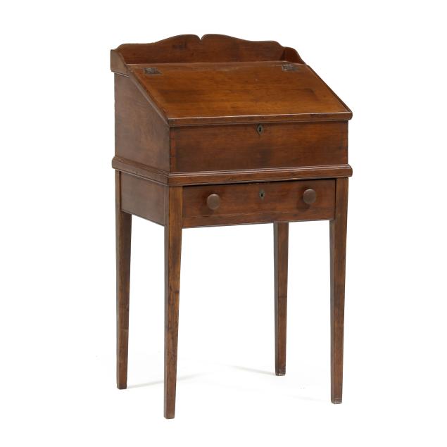 country-federal-pine-desk-on-stand