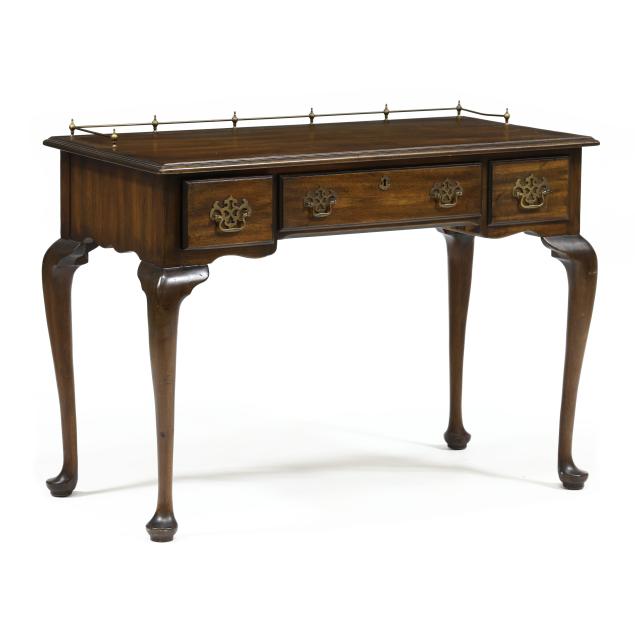 henkel-harris-queen-anne-style-mahogany-dressing-table