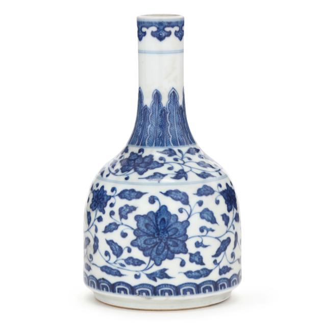 a-chinese-blue-and-white-porcelain-mallet-vase